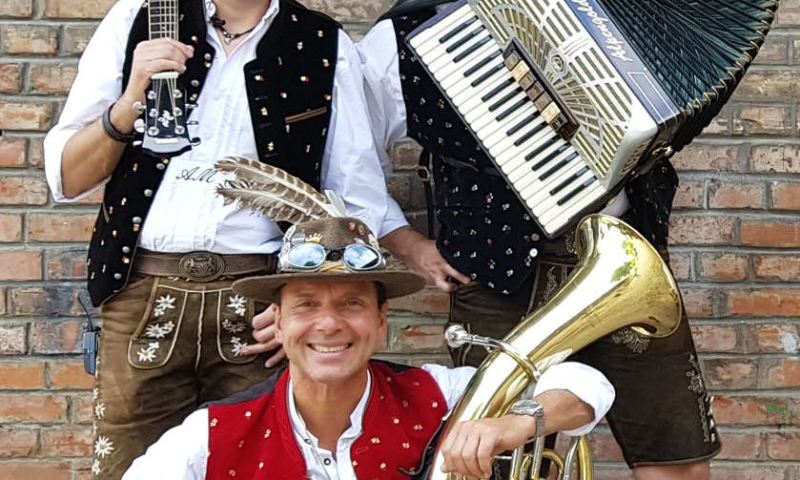 Hochzeitsband in Tracht